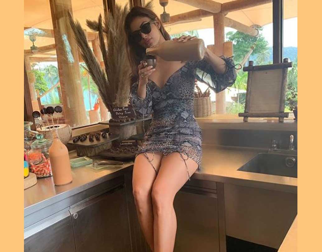 তাঁর খাবারের তালিকায় যোগ হয়েছে ভুরি ভুরি চকোলেট। মৌনী পৌঁছে গিয়েছেন ‘সিক্স সেন্স স্পা’–এর চকোলেট রুমে। ক্যান্ডি চকোলেট, স্টিক চকোলেট.. কী নেই সেই ঘরে। চকোলেটপ্রেমীদের জন্য এ যেন সাক্ষাৎ স্বর্গ।