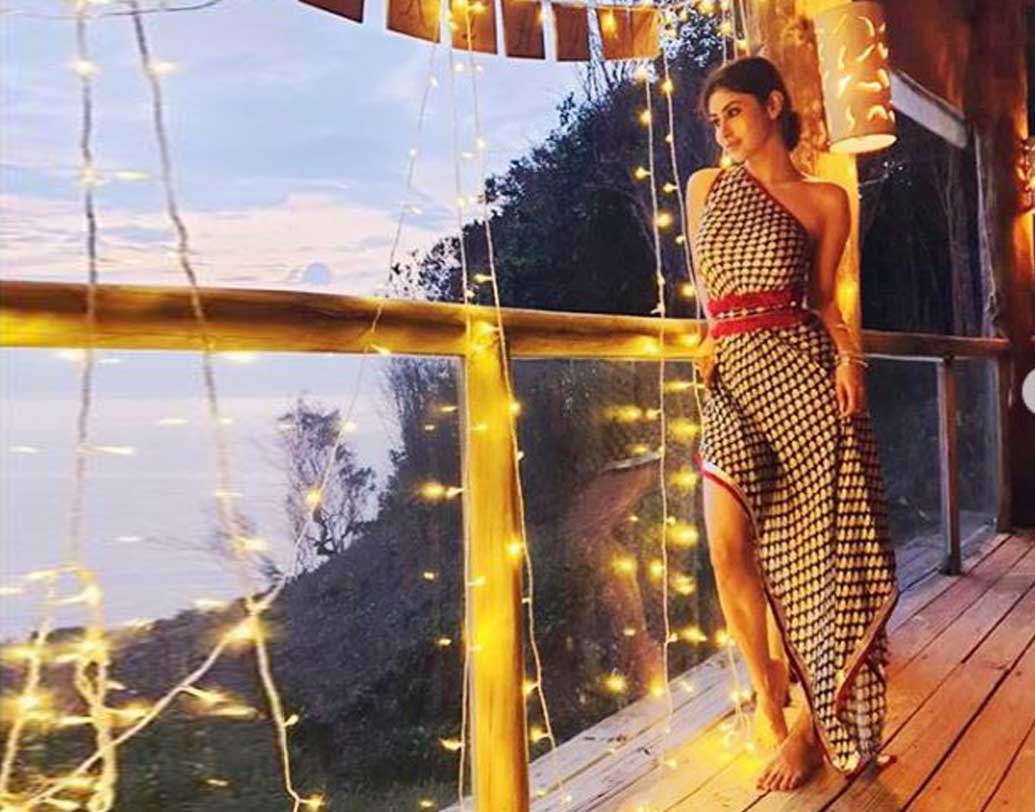 জন্মদিনের বিশেষ দিনটা যে বেশ ভালই কেটেছে তাঁর, তা এই ছবি দেখেই বোঝা যাচ্ছে। আলো আঁধারে ঘেরা হোটেলের ব্যালকনিতে হলুদ রঙের মায়াবী আলো তাতে যোগ করেছে এক অন্য মাত্রা। লং গাউনে বার্থ-ডে গার্লকেও দেখাচ্ছে বেশ।