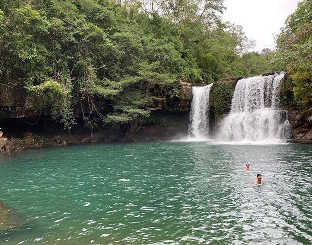 পাহাড়ে ঘেরা জায়গা। এরই মধ্যে সবুজের বুক চিরে নেমে আসছে ঝর্না। ঝর্নার আওয়াজে মুখরিত হচ্ছে চতুর্দিক। এরকমই ছবি পোস্ট করে মৌনী লিখেছেন, ‘সেই সঙ্গীতের জন্য যা এক নিশ্বাসে আমাদের স্বর্গে পৌঁছে দেয়।”