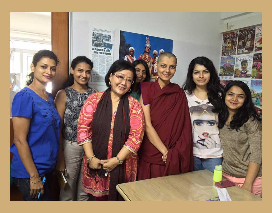 ১৯৭৪ সালে এক পঞ্জাবি পরিবারে জন্ম বরখার। ইংরেজিতে স্নাতক হওয়ার পরে মডেলিং-কে পেশা হিসেবে গ্রহণ করেন। মডেলিং করতে করতেই বড় পর্দায় সুযোগ। ১৯৯৬ সালে আত্মপ্রকাশ ‘খিলাড়িয়োঁ কা খিলাড়ি’ ছবিতে। স্ক্রিন শেয়ার করেছিলেন অক্ষয় কুমার ও রেখার সঙ্গে।