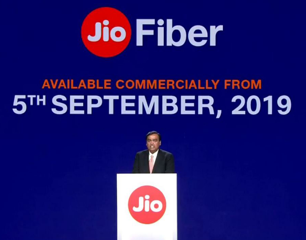 জিয়ো গিগা ফাইবার পরিষেবা নিয়ে এ দিনচেয়ারম্যান মুকেশ অম্বানীআগেই জানিয়েছিলেন আগামী ৫ সেপ্টেম্বর জিয়ো-র তিন বছর পূর্তির দিনই জিয়ো গিগা ফাইবার পরিষেবা চালু করতে চলেছেন। এতে ১০০ এমবিপিএস থেকে ১ জিবিপিএস পর্যন্ত গতিতে ইন্টারনেট পরিষেবা পাওয়া যাবে।