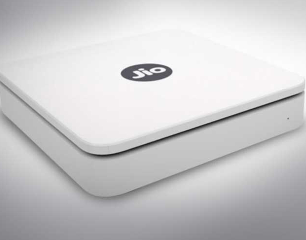 জিয়ো ফাইবারকে বাজারে আরও আকর্ষণীয় করে তোলার জন্য থাকছে বিভিন্ন অফার। রিলায়েন্স জিয়ো-র সারা বছরের প্ল্যান নিলে দেওয়া হতে পারে ফুল এইচ ডি টিভি অথবা ৪কে সেট টপ বক্স। এই অফার তাঁদের জন্যই যারা জিও ফরএভার প্ল্যান নেবেন।