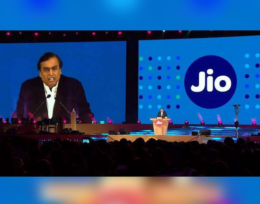 এই মুহূর্তে যারা জিয়ো ফাইবার ব্যবহার করছেন তাঁরা আন্তর্জাতিক ফোন কলের সুবিধা পাবেন। খুব কম খরচায় এই সুবিধা পাওয়া যাবে।