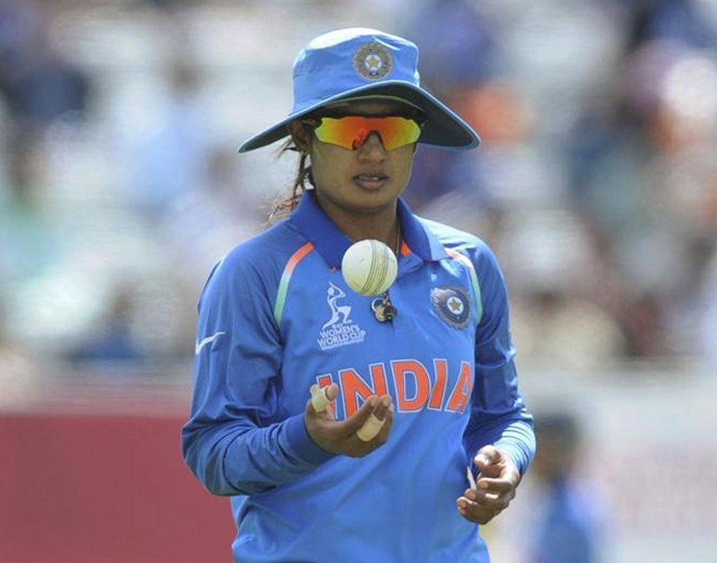 ১৯৮২ সালে হায়দরাবাদের ত্রিমুলঘেরিতে জন্ম মিতালির। ছোটবেলায় প্রথমে যান সেকেনদরাবাদের কিইস হাই স্কুলে। এখানে থাকতেই শুরু হয় ক্রিকেটের পাঠ। পরবর্তী সময় ভর্তি হন কস্তুরবা গাঁধী জুনিয়র কলেজে।অনেক কম বয়সে আন্তর্জাতিক ক্রিকেটে খেলতে শুরু করায় ক্লাস টুয়েলভের পর আর এগোয়েনি পড়াশোনা।