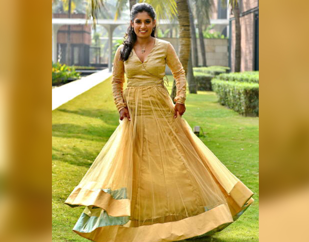 ছোট থেকে ভরতনাট্যম শিখতেন। নাচ দিয়েই নিজেকে প্রতিষ্ঠা করবেন ভেবেছিলেন। কিন্তু বড় অলস ছিলেন তিনি, নিজেই এক বার জানিয়েছিলেন সে কথা। সেনায় যুক্ত থাকা কর্মঠ বাবার পছন্দ ছিল না আলস্য। মেয়েকে জব্দ করতে ভর্তি করে দিলেন ক্রিকেট কোচিং ক্লাসে।