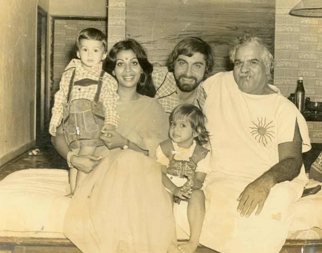 এর মাঝেই ব্যাহত ব্যক্তিগত জীবন। ১৯৭৮ সালে ভেঙে যায় কবীর বেদীর সঙ্গে দাম্পত্য। গুঞ্জন, অভিনেত্রী পরভীন বাবির সঙ্গে কবীরের সম্পর্কই বিবাহবিচ্ছেদের কারণ।