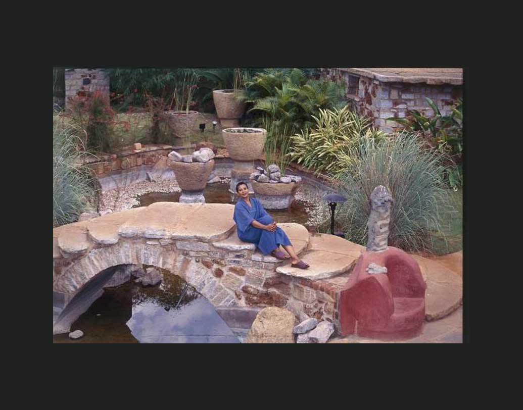 এর পর থেকে নাচই হয়ে ওঠে তাঁর জীবন। পাল্টে ফেলেন তাঁর জীবনধারাও। পাশ্চাত্য শৈলি থেকে নিজেকে সাজিয়ে তোলেন ভারতীয় ঘরানায়। নতুন নাম নেন প্রতিমা গৌরী। দেশবিদেশে অনুষ্ঠানের পাশাপাশি ১৯৯০ সালে বেঙ্গালুরুর উপকণ্ঠে গড়ে তোলেন ‘নৃত্যগ্রাম’। গুরুকুলের মতো প্রাচীন গুরু শিষ্য পরম্পরায় শুরু হয় নৃত্য অনুশীলন।