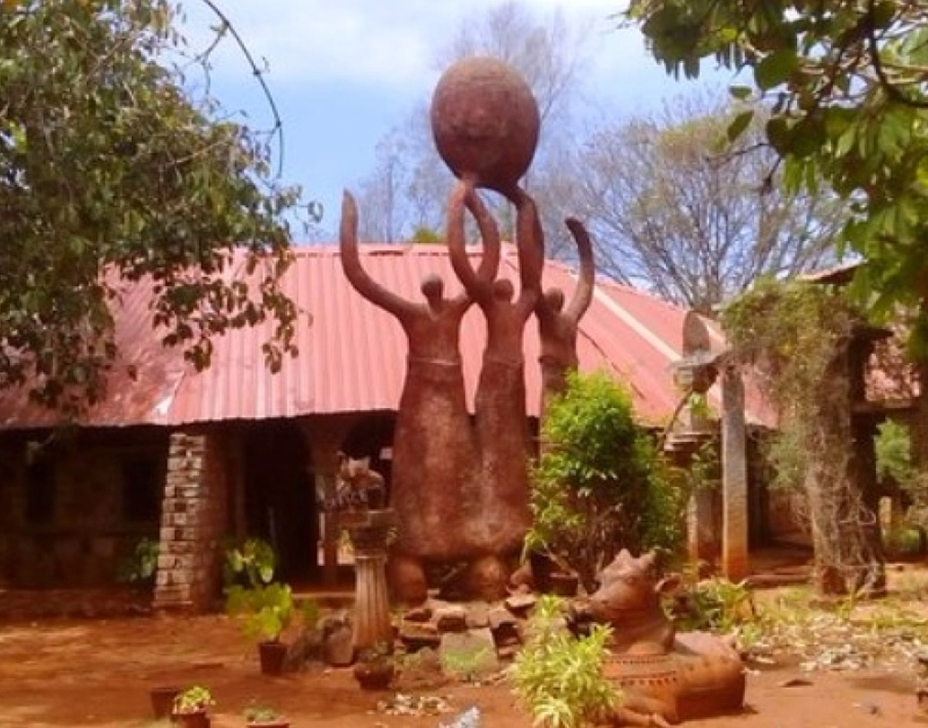 সাতটি ধ্রুপদী ধারার নৃত্যশৈলির পাশাপাশি নৃত্যগ্রামে শেখানো হতো ছৌ ও কলরীপায়ট্টু। এই প্রতিষ্ঠান ছিল প্রতিমার মানসসন্তান। কিন্তু এক বিপর্যয়ে সুর কাটল ধ্রুপদী ছন্দে।