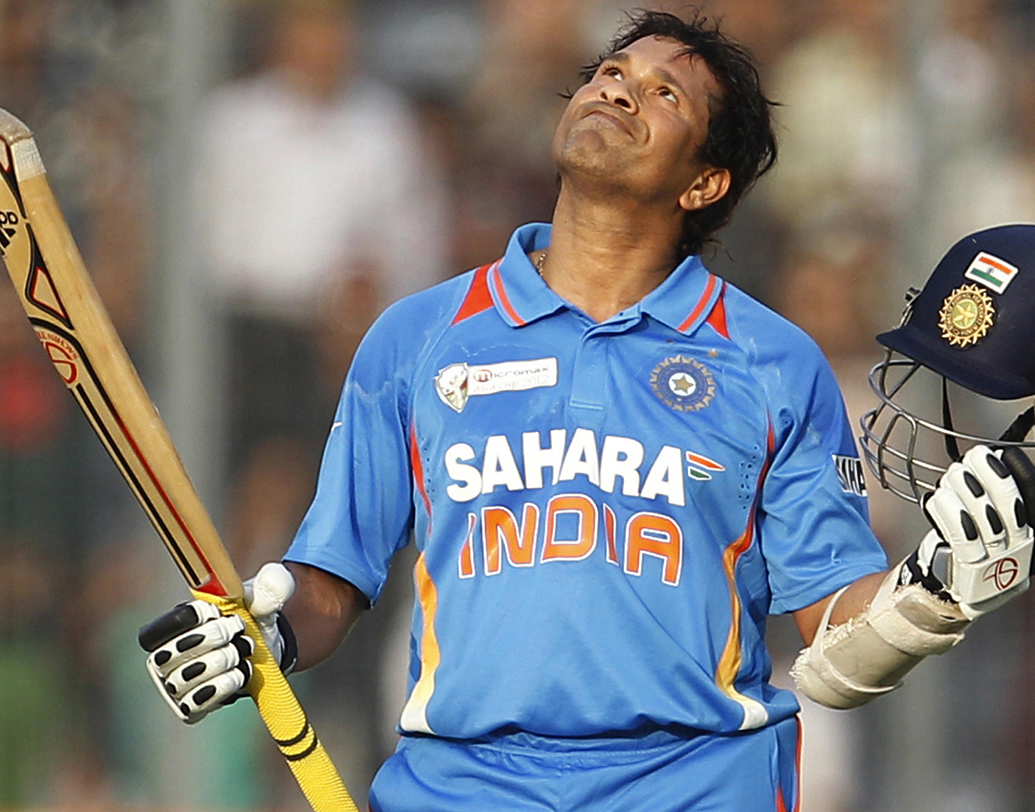 ক্রিকেটে রেকর্ড তৈরি হবে আর তাতে সচিন তেন্ডুলকরের নাম থাকবে না, তা হতেই পারে না। ব্যাট হাতে নয় এখানে যে কীর্তি দেখা যাচ্ছে তা বল হাতে। কী সেই কীর্তি?