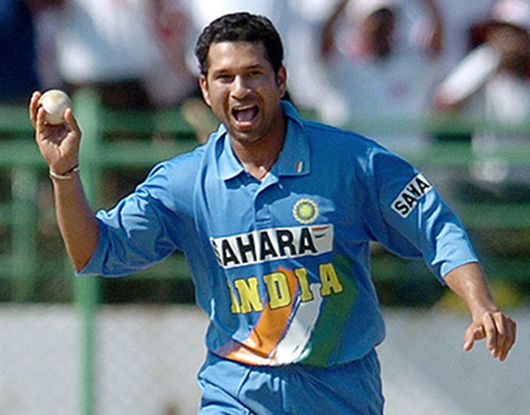 সারা বিশ্বে তিনি এক মাত্র বোলার, যার রয়েছে এই অনন্য রেকর্ড। একদিনের ক্রিকেটে একাধিক ম্যাচে ছয় বা তার কম রানে প্রতিপক্ষকে আটকে দিয়ে ম্যাচ জেতানো একমাত্র বোলার সচিন তেন্ডুলকর।