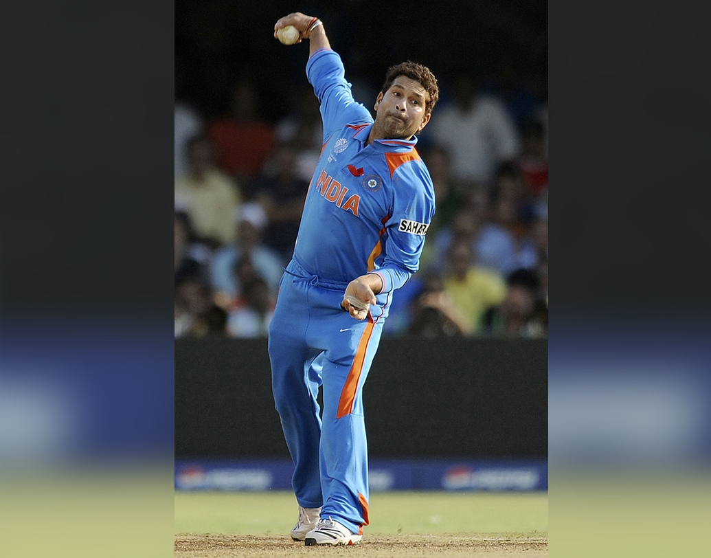 টেস্ট ক্রিকেটে ৭০৮টি উইকেট রয়েছে শেন ওয়ার্নের দখলে। একদিনের ক্রিকেটে নিয়েছেন ২৯৩টি উইকেট। কিন্তু এক ইনিংসে পাঁচ উইকেট নিয়েছেন মাত্র এক বার। অন্যদিকে সচিনের দখলে এই কীর্তি রয়েছে দু’বার। ১৯৯৮ সালে অস্ট্রেলিয়ার বিরুদ্ধে এবং ২০০৫ সালে পাকিস্তানের বিরুদ্ধে পাঁচ উইকেট নেন সচিন।