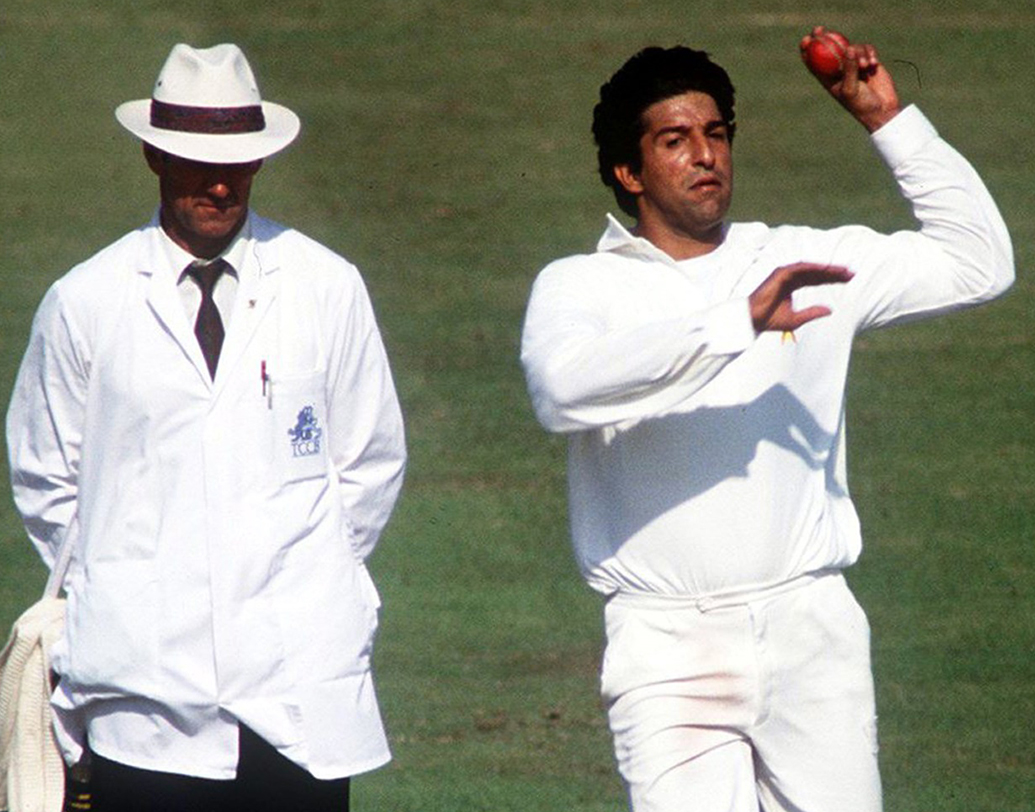 বল হাতে যদি কেরামতি দেখান সচিন, তাহলে ব্যাট হাতে আবার তাঁকে ছাপিয়ে গিয়েছেন পাকিস্তানের ফাস্ট বোলার ওয়াসিম আক্রম। শুধু সচিনই নয় তিনি ছাপিয়ে গিয়েছেন কালিস, পন্টিং-এর মতো ব্যাটসম্যানদেরও।