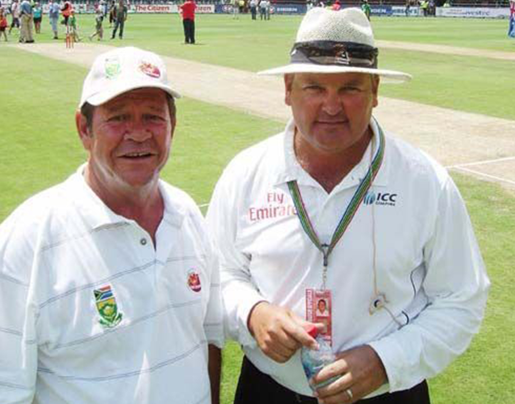 এই পুরস্কার পেয়েছিলেন ক্রিস স্কট। ২০০০ সালের ডিসেম্বরে দক্ষিণ আফ্রিকা ও নিউজিল্যান্ডের মধ্যে হওয়া এক ম্যাচে এই ঘটনা ঘটে। বৃষ্টিতে ভেস্তে যেতে বসা ম্যাচকে অসম্ভব পরিশ্রমের মাধ্যমে সম্ভব করে তোলেন ক্রিস স্কট ও তাঁর দলবল। সেই জন্য তাঁকেই বেছে নেওয়া হয় সেরা।