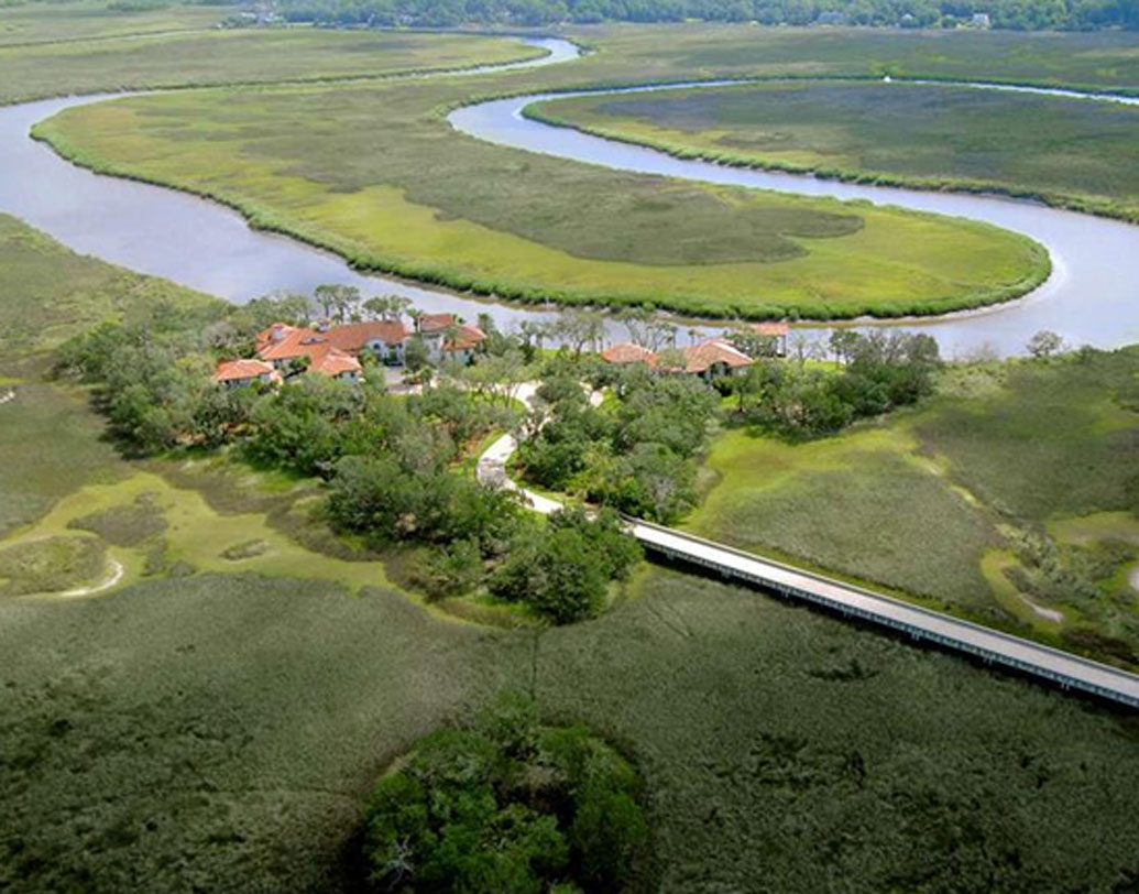 লিটল হকিন‌্স: আমেরিকার জর্জিয়ার একটি দ্বীপ। প্রকৃতির কাছাকাছি গিয়ে সমস্ত সুবিধা পেয়েও নির্জনে দিন কাটানোর একটা উপযুক্ত গ্রাম এটা। এই পুরো গ্রামটাতে মোট ৪টে বাড়ি আছে। তার মধ্যে একটা বিশাল বাড়ি, দুটো কটেজ এবং একটা ক্লাবহাউস। সামনে বিস্তৃত জলাশয়। পুরো গ্রামটার মূল্য প্রায় ১২৮ কোটি ৬২ লক্ষ টাকা।