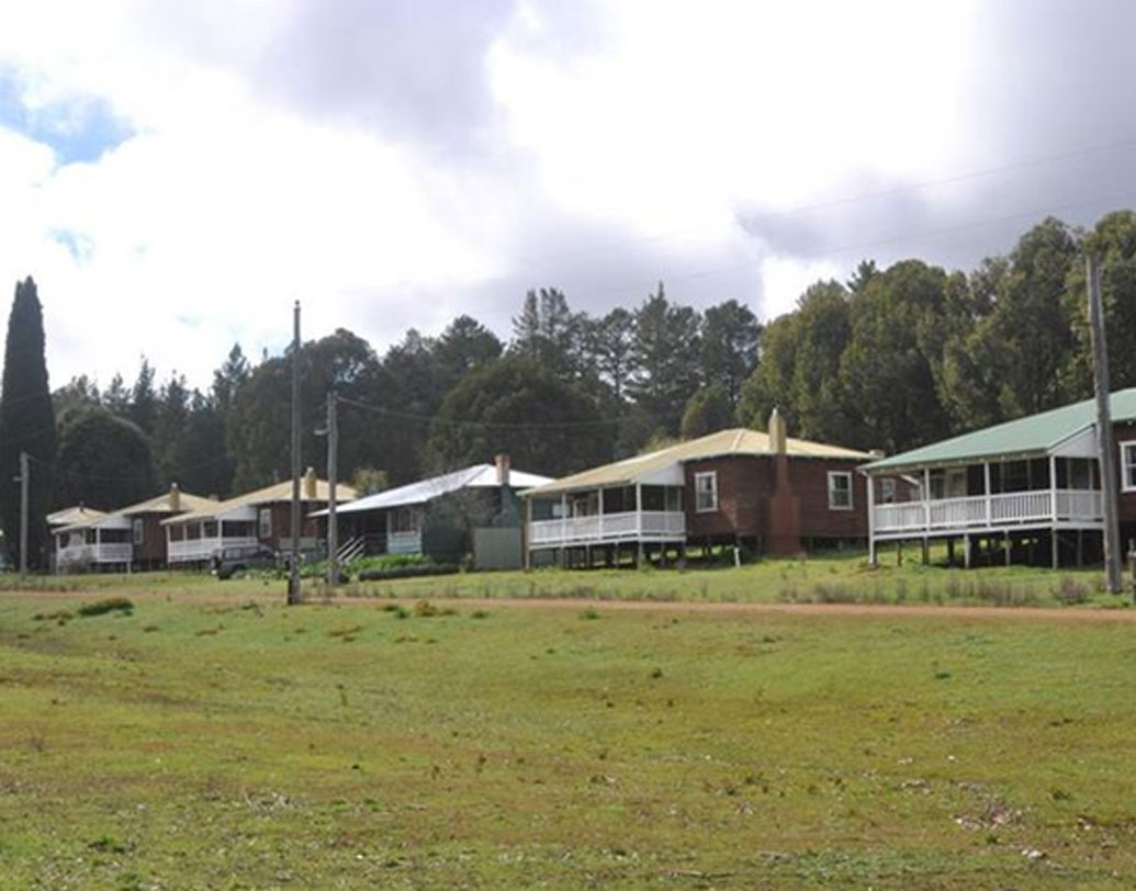 লট ৮৩ র‌্যাডবার্ন রোড: পশ্চিম অস্ট্রেলিয়ার এই মফঃস্বল। রয়েছে ২০টা কটেজ একটা টাউন হল। দুটো টেনিস কোর্ট আর একটি ক্রিকেট মাঠ। ১৯৪৯ সালে গড়ে উঠেছিল এই গ্রাম। ২০০৮ সাল পর্যন্ত বেশ রমরমা ছিল। এখন লোকজন প্রায় নেই বললেই চলে। একটু মেরামতি করলে ফের পর্যটকদের মনের মতো করে ফেলা যাবে। এর মূল্য প্রায় ৫ কোটি ৭৫ লক্ষ টাকা।