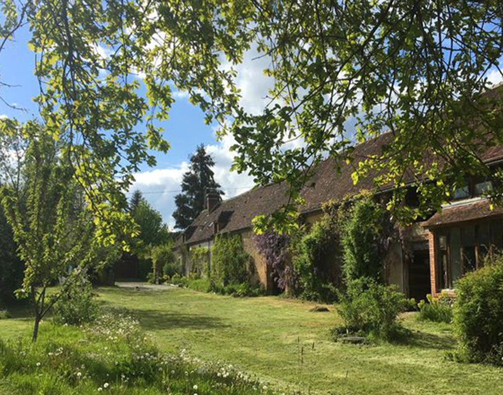 হ্যামলেট, নরম্যান্ডি: উত্তর ফ্রান্সের নরম্যান্ডির একটা ছোট পাহাড়ি গ্রাম। রয়েছে একটা বিশাল বাড়ি। বাড়ির পাশে বেশ কয়েকটা কটেজও রয়েছে। এর মধ্যে পর্যটকদের জন্য বানানো হয়েছে দুটো স্টোন কটেজ। এই পাহাড়ি গ্রাম কিনতে হলে প্রায় ৩ কোটি ৩৩ লক্ষ টাকা খরচ করতে হবে।