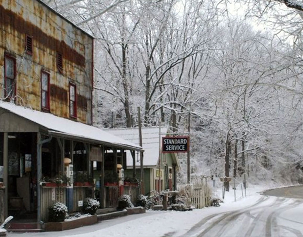 স্টোরি, ইন্ডিয়ানা: ১৮৫১ সালে এই গ্রাম গড়ে উঠেছিল আমেরিকার ইন্ডিয়ানার। ১৭.৪ একর জমি জুড়ে গ্রামের বিস্তৃতি। মাত্র কয়েকটা পরিবারই এখানে বাস করত। তারা ক্রমে গ্রাম ছেড়ে অন্যত্র চলে যাওয়ায় এক সময় এটা ‘গোস্ট টাউন’ হিসাবে পরিচিত ছিল। ১৯৯৯ সালে প্রায় ২২ কোটি ১৬ লক্ষ টাকা দিয়ে এটা কিনেছিলেন এর বর্তমান মালিক। তবে এখন তিনি এটি বিক্রি করে দিতে চাইছেন।