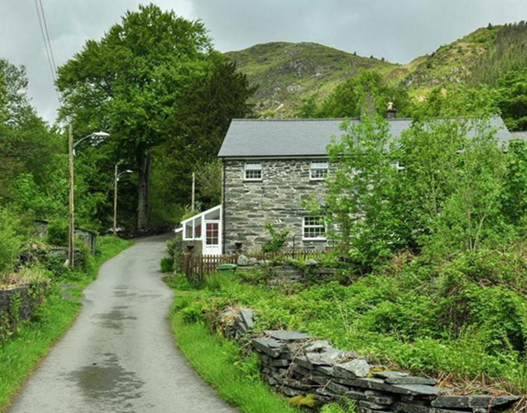 অ্যালবারলেফেনি: ওয়েলসে স্লেট খনির কাছে মূলত শ্রমিকদের বসবাসের জন্যই এই গ্রাম গড়ে উঠেছিল। ৭ কোটি ৫৫ লক্ষ ৬০ হাজার টাকায় এই গ্রাম বিক্রি রয়েছে। মোট ১৬টা কটেজ রয়েছে। যার বেশির ভাগই ভাড়া দেওয়া হয়েছে।