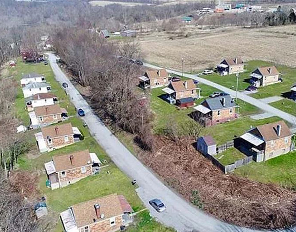 রিডাকশন: আমেরিকার রিডাকশন কোম্পানি এই গ্রাম গড়ে তুলেছিল এক সময়। কোম্পানির নাম অনুযায়ীই গ্রামের নাম রিডাকশন। পেনসিলভেনিয়ার এই রিডাকশনে এক সময় ৪০০ লোকের বাস ছিল। বর্তমানে সেটা কমে দাঁড়িয়েছে ৬০ জনে। ৭ কোটি ২৭ লক্ষ টাকায় এই গ্রামটা কিনতে পারেন। মোট ১৯টা পাকা বাড়ি রয়েছে গ্রামে। সবগুলোই স্থানীয়রা ভাড়া দেন।