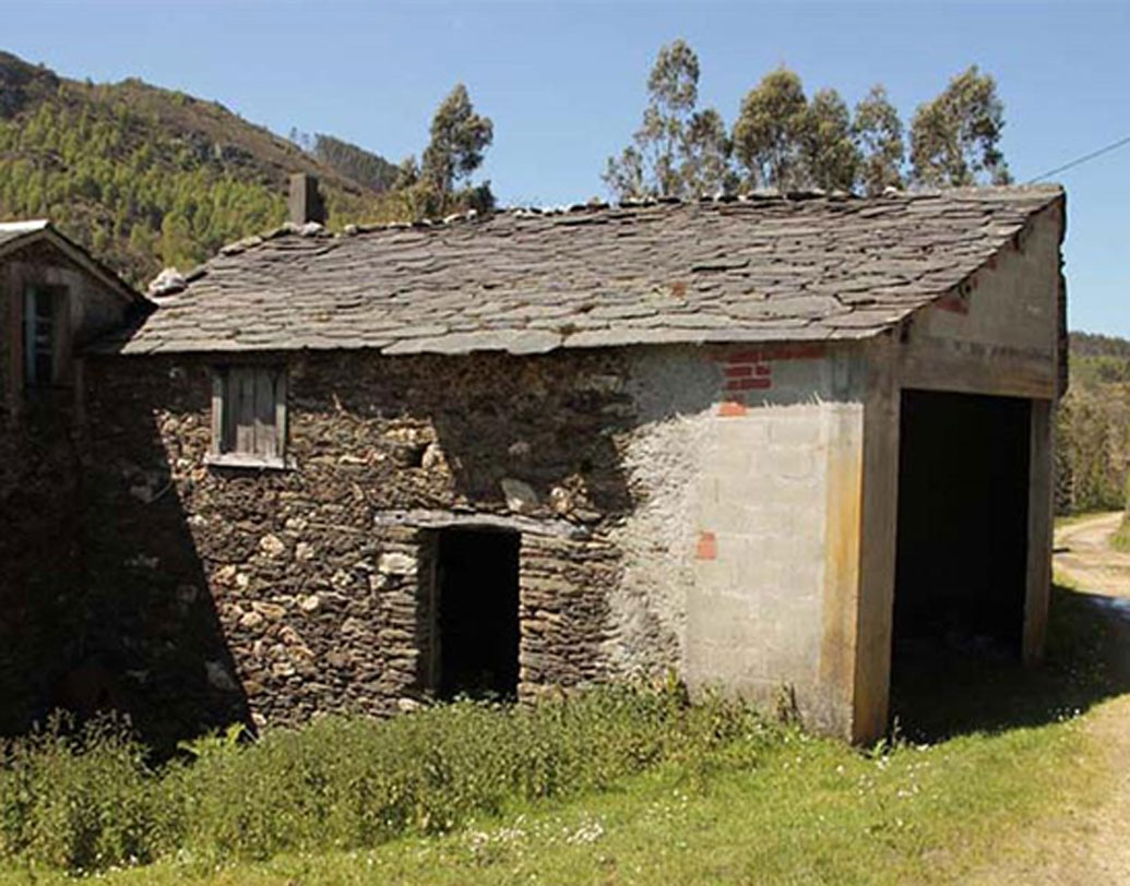 ও পেনসো: উত্তর স্পেনে ১০০ একর জমির উপর ছোট্ট গ্রাম। এক দশক আগে এখানে জনবসতি ছিল। এখন আর কেউ থাকেন না। নতুন করে গ্রামটাকে পর্যটন কেন্দ্র গড়ে তোলার জন্য এই বিক্রির সিদ্ধান্ত। চারটে বাড়ি বানানো হয়েছে তার জন্য। পাতকুয়ো, বেকারি সহযোগে ১০০ একরের এই গ্রামের মূল্য প্রায় ১৭ কোটি ৫৫ লক্ষ টাকা।