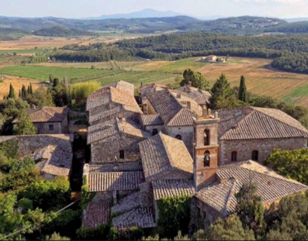 পোগিও সান্টা: ১৯৬০ সালে পুরোপুরি পরিত্যক্ত হয়ে গিয়েছিল গ্রামটি। ইতালির তাস্কানের এই গ্রামে ৫০টি বাড়ি, দুটো জলাশয়, ২৩ এক জমির উপর ফলের বাগান এবং ২০০ একর জমিতে জঙ্গল রয়েছে। এর মূল্য প্রায়  ৩১৬ কোটি ৬৩ লক্ষ টাকা।