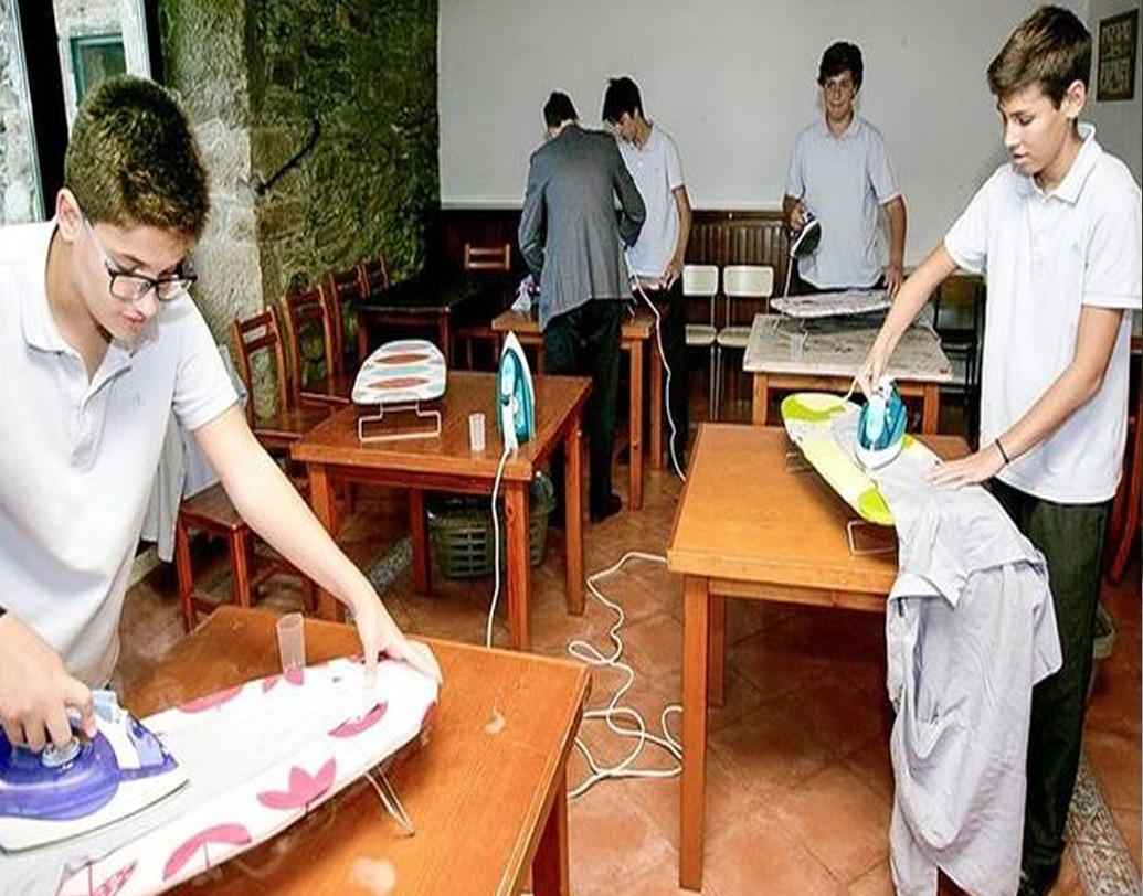 স্কুলের ছাত্ররা নিয়ম করে শিখছে রান্না, সেলাই, ইস্ত্রি করা এবং ঘরবাড়ি পরিষ্কার রাখা। সেই সঙ্গে থাকছে কাঠের কাজ, রাজমিস্ত্রির বেসিক কাজ ও ইলেকট্রিশিয়ানের কাজও।  ( ছবি : সোশ্যাল মিডিয়া)