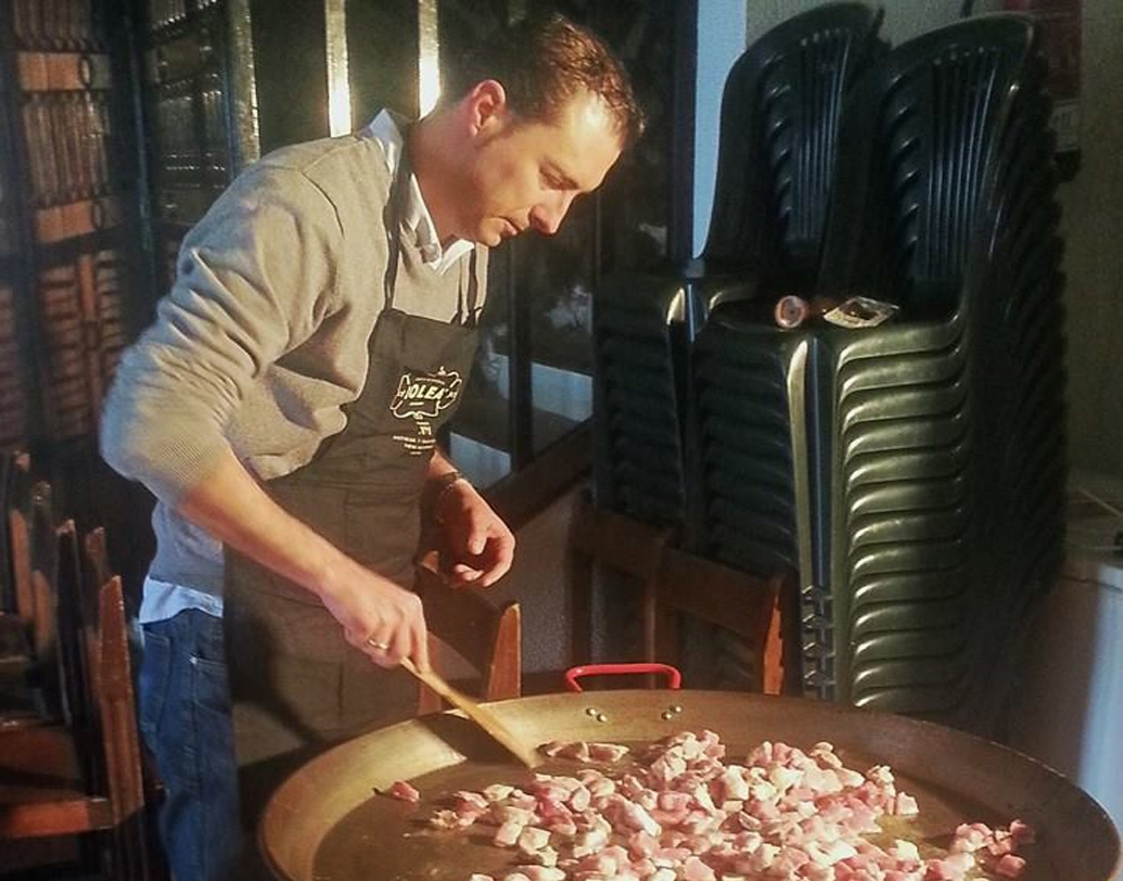 এখানেই শেষ নয়। রয়েছে আরও চমক। তা হল, স্কুল কর্তৃপক্ষ এই প্রোজেক্টে সামিল করেছে পড়ুয়াদের বাবা মাকেও। বিশেষ করে, বাবাদেরও ছেলেদের সঙ্গে হাতে হাত মিলিয়ে করতে হয়েছে ঘরের কাজ।  ( ছবি : সোশ্যাল মিডিয়া)