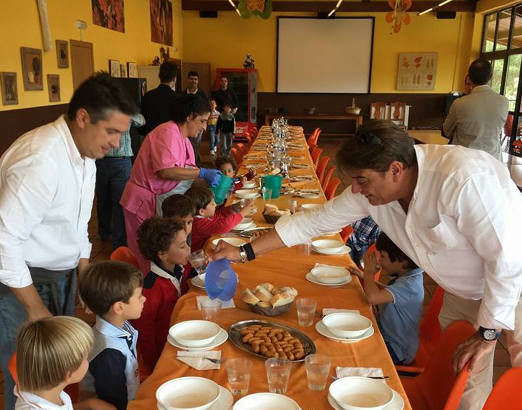 উদ্যোগের শুরুটা অবশ্য খুব মসৃণ ছিল না। ঘরের কাজ শিখতে গিয়ে আপত্তি জানিয়েছিল বেশির ভাগ ছাত্রই। কিন্তু তাদের উৎসাহ দেন অভিভাবকরা। এখন দেখা যাচ্ছে, ঘর গৃহস্থালির কাজ দক্ষতার সঙ্গে দিব্যি করছে ছাত্ররা।   ( ছবি : সোশ্যাল মিডিয়া)