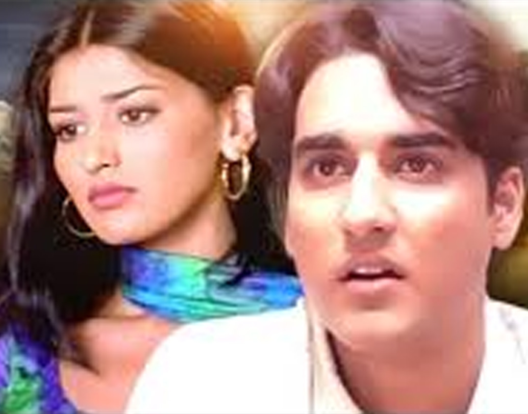 জিজ্ঞাসাবাদের জন্য লাভিনাকে আটক করে পুলিশ। তিনি জানান, ছবি নিয়ে আলোচনা করতেই তিনি কুণালের ফ্ল্যাটে এসেছিলেন। দশ মিনিটের জন্য বাথরুমে গিয়েছিলেন। ফিরে এসে দেখেন কুণাল সিলিং ফ্যান থেকে ঝুলছেন।