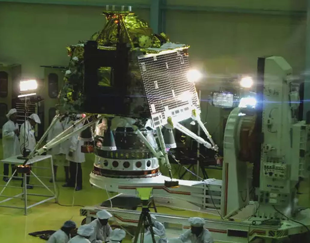 এই তিনটি অংশের প্রায় পুরোটাই ভারতে তৈরি। সেই কারণে খরচ হয়েছে খুবই কম। এই তিনটি অংশ এবং মূল মহাকাশযানের মিলিত ওজন প্রায় ৩৮৫০ কেজি। চন্দ্রযান-২ তৈরিতে খরচ হয়েছে প্রায় ৯৭৮ কোটি টাকা। যা সবচেয়ে কম খরচে হওয়া চন্দ্রাভিযানগুলির মধ্যে অন্যতম।