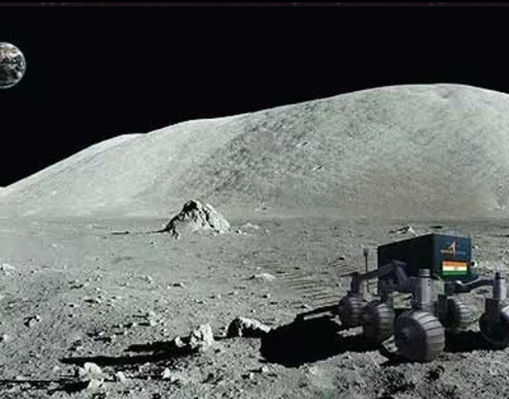 রোভার প্রজ্ঞানের আবার দু’টি যন্ত্র। ‘আলফা পার্টিকল এক্স-রে স্পেকট্রোমিটার’ অবতরণস্থলের কাছে চন্দ্রপৃষ্ঠে কী কী উপাদান রয়েছে তা দেখবে। এই যন্ত্রে কিউরিয়াম নামে তেজস্ক্রিয় মৌল থেকে এক্স-রে ও আলফা পার্টিকল নির্গত হবে এবং তার মাধ্যমে চন্দ্রপৃষ্ঠের ছবি তুলবে। লোহা, ম্যাগনেশিয়াম, সিলিকন, অ্যালুমিনিয়াম, টাইটেনিয়ামের মতো খনিজের সন্ধানও করবে।