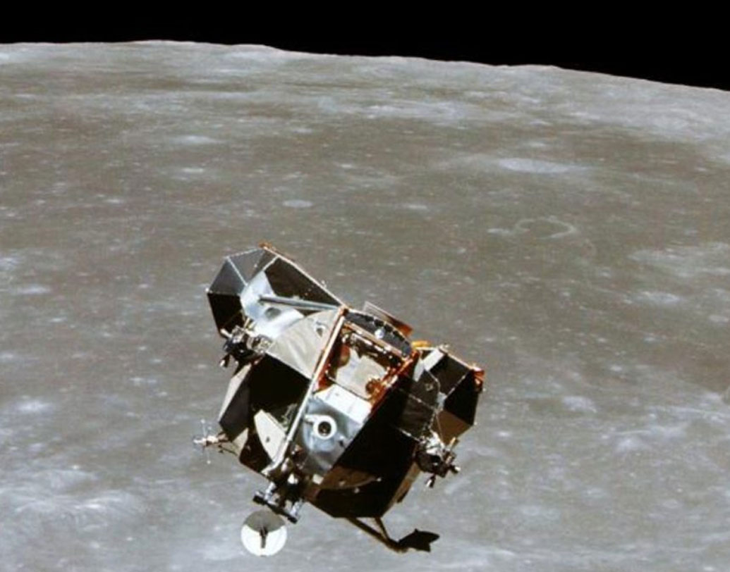 ইসরো সূত্রে জানা গিয়েছে, কৃত্রিম উপগ্রহ থেকে আলাদা হয়ে পাখির পালকের মতো চাঁদে অবতরণ করবে চন্দ্রযান-২। তার জন্য উৎক্ষেপণের আগে কৃত্রিম চাঁদের মাটি তৈরি করে বারবার পরীক্ষামূলক অবতরণও করা হয়েছে এই যানের।