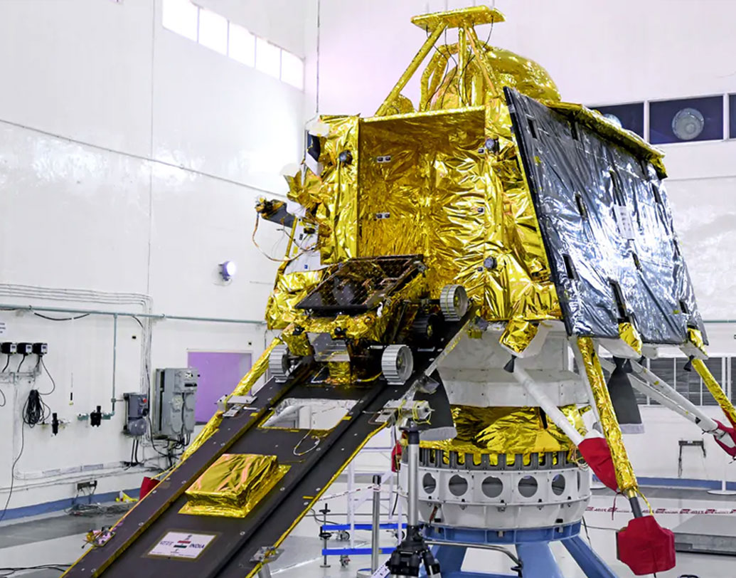 বিজ্ঞানীরা জানিয়েছেন, তামিলনাড়ুর নামাক্কলের মাটি দিয়ে এই কৃত্রিম চন্দ্রপৃষ্ঠ তৈরি করা হয়েছিল। কারণ, এই মাটিতে এনোর্থোসাইট নামে এক ধরনের আগ্নেয় শিলা রয়েছে, যার সঙ্গে চন্দ্রপৃষ্ঠের অনেকটাই মিল।