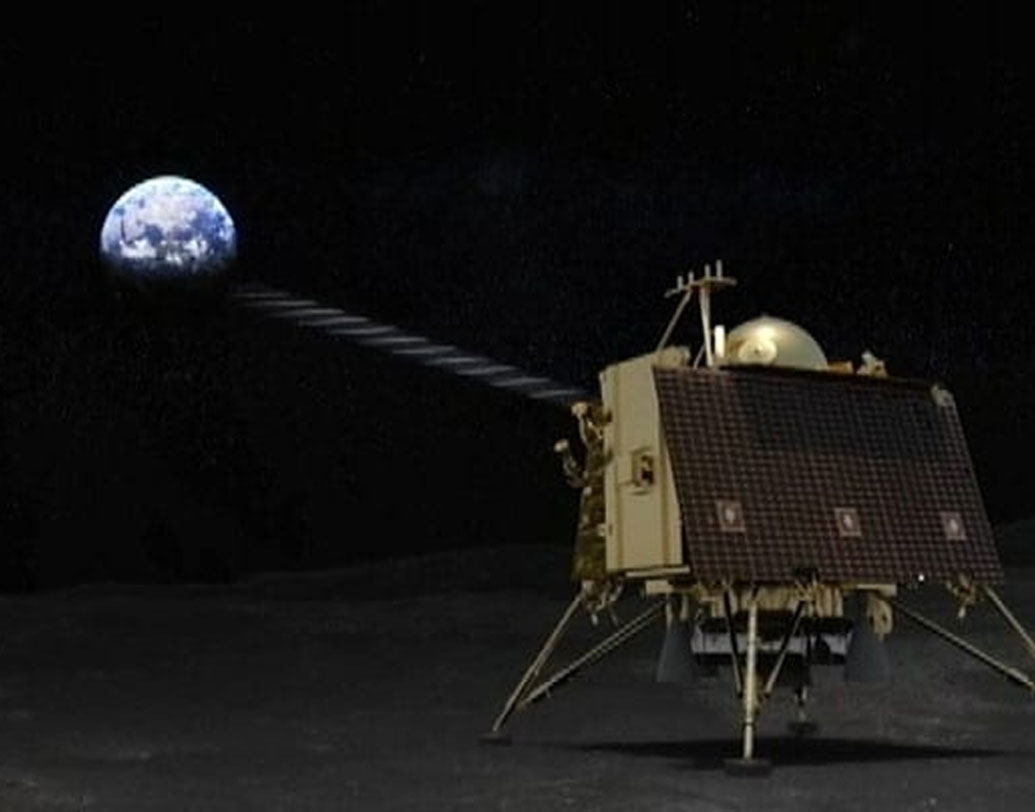 উৎক্ষেপণের পর থেকে এর সব কিছুই স্বয়ংক্রিয় প্রযুক্তিতে কাজ করছে। উৎক্ষেপণের পর গতি বাড়িয়ে পৃথিবীর কক্ষপথ থেকে বেরিয়ে চাঁদের কক্ষপথে প্রবেশ করতে সময় লেগেছে পাঁচ দিন। পেরতে হয়েছে প্রায় ৩.৮৪ লক্ষ কিলোমিটার পথ। এ বার চাঁদে নামার পালা। স্যাটেলাইট থেকে আলাদা হওয়া থেকে চাঁদে অবতরণ, এই সময়টা বিজ্ঞানীদের কাছে ‘ভয়ঙ্কর ১৫ মিনিট’।