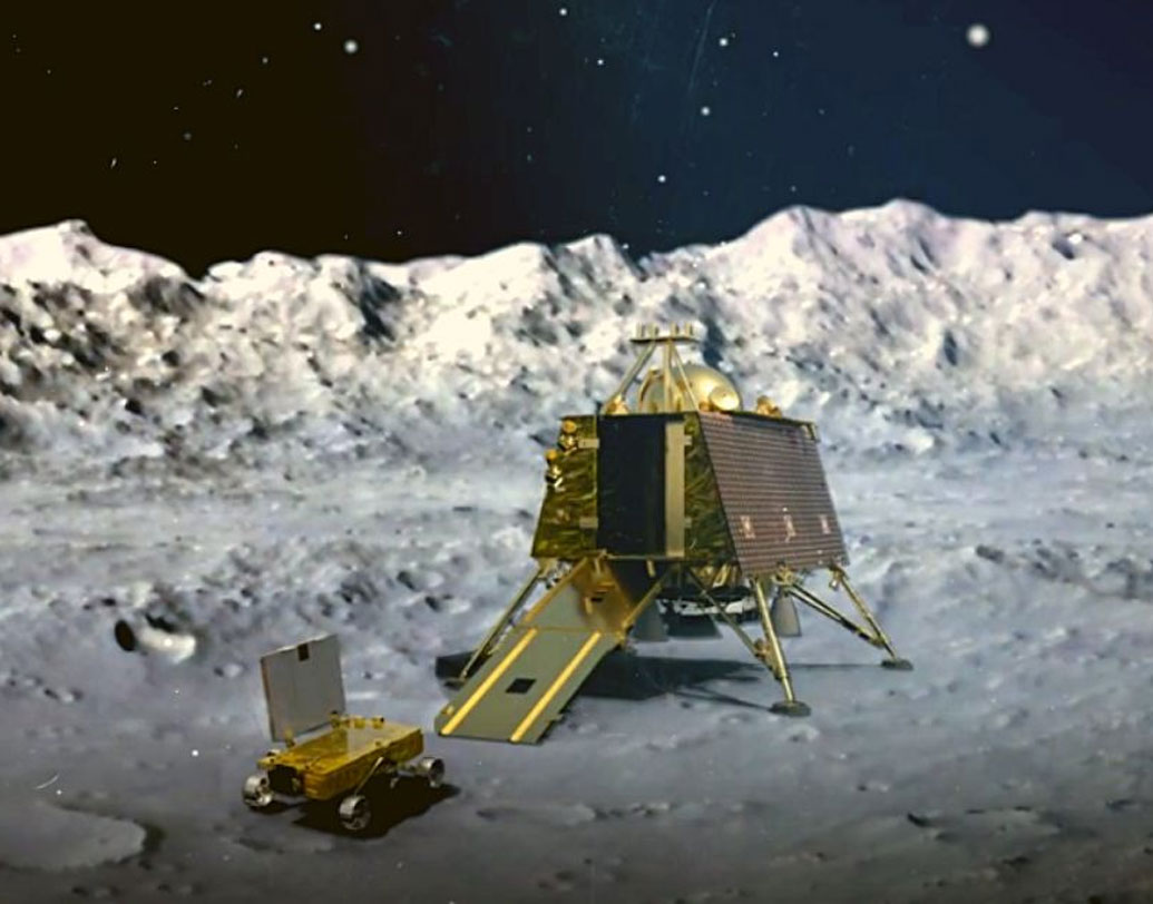 এক আগে চন্দ্রযান-১ অভিযান করেছিল ইসরো। সেই অভিযানের মেয়াদ ছিল ৪ মাস। চন্দ্রযান-২ এর অভিযানের মেয়াদ পুরো ১ বছর। চন্দ্রযান-১ দক্ষিণ মেরুতে যেতে গিয়েই ধ্বংস হয়ে গিয়েছিল। তবে তার আগে জলের কণার উপস্থিতির ছবি পাঠিয়ে দিয়েছিল পৃথিবীতে।