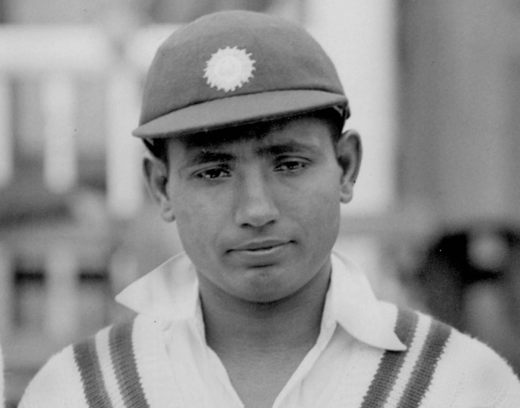 লালা অমরনাথ- ভারতের হয়ে প্রথম শতরান করেন লালা অমরনাথ। ১৯৩৩ সালে ইংল্যান্ডের বিরুদ্ধে মুম্বইতে অভিষেক ম্যাচেই সেঞ্চুরি করেন তিনি। দ্বিতীয় ইনিংসে ১১৮ রানের ইনিংস খেলেন তিনি। যদিও ম্যাচ যেতে ইংল্যান্ড।