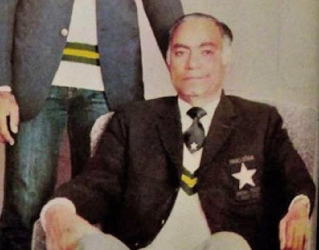 নজর মহম্মদ- সারা জীবনে খেলেছেন মাত্র ৫টি টেস্ট। কিন্তু দেশের হয়ে প্রথম শতরানের তালিকায় নাম লিখিয়ে নেন তার মধ্যেই। ১৯৫২ সালে ভারতের বিরুদ্ধে লখনউয়ে ১২৪ রানে অপরাজিত থাকেন তিনি। ভারতকে এক ইনিংস ও ৪৩ রানে হারায় পাকিস্তান।