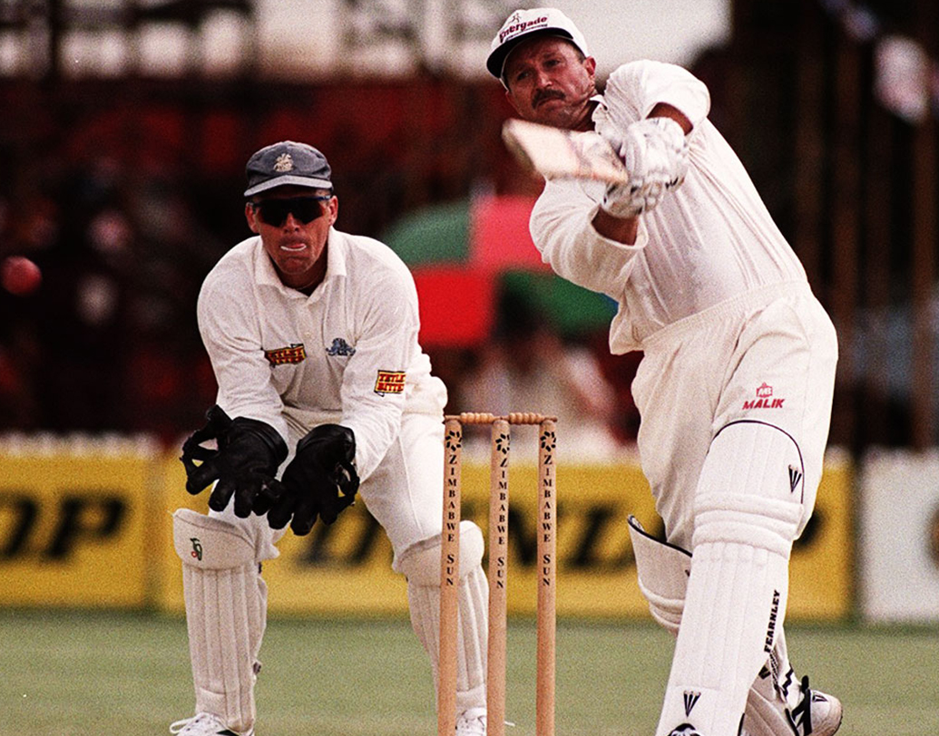 ডেভ হাউটন- জিম্বাবোয়ের হয়ে প্রথম শতরান করেন ডেভ। অধিনায়ক হিসেবে দলকে সামনে থেকে নেতৃত্ব দেন তিনি। সঙ্গী হন দুই ফ্লাওয়ার ভাই। ভারতের বিরুদ্ধে ৪৫৬ রানের পাহাড় তৈরি করেন তাঁরা। ১৯৯২ সালে হারারেতে ১২১ রান করে দেশের হয়ে এই কীর্তি গড়েন তিনি। ম্যাচ অবশ্য ড্র হয়।