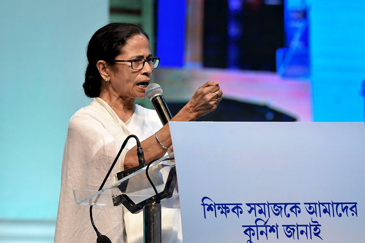 Don't misunderstand us, CM told to teachers on Teacher's Day