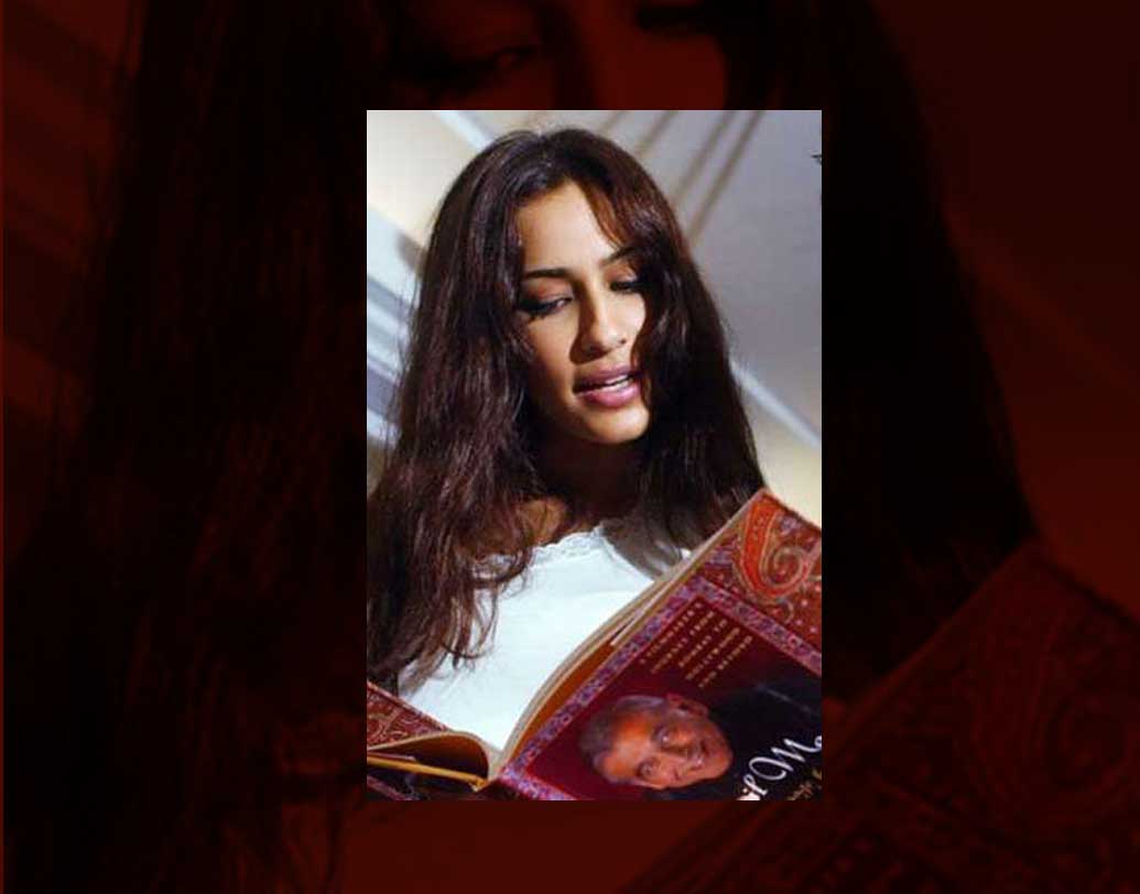 ১৯৯৭ সালে মিস ইন্ডিয়া হয়েছিলেন তিনি। সে বছর মিস ইউনিভার্স প্রতিযোগিতায় চূড়ান্ত পর্বেও পৌঁছেছিলেন নাফিসা।