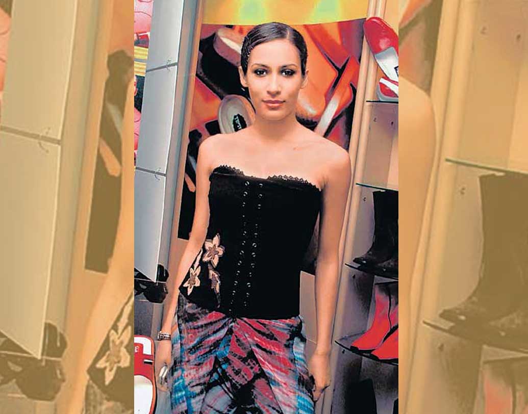 বিয়ের ঠিক কয়েক সপ্তাহ আগে রহস্যজনক ভাবে মৃত্যু হয় নাফিসার। মুম্বইয়ে নিজের ফ্ল্যাটের ঘরে সিলিং ফ্যান থেকে তাঁর ঝুলন্ত দেহ উদ্ধার হয়।