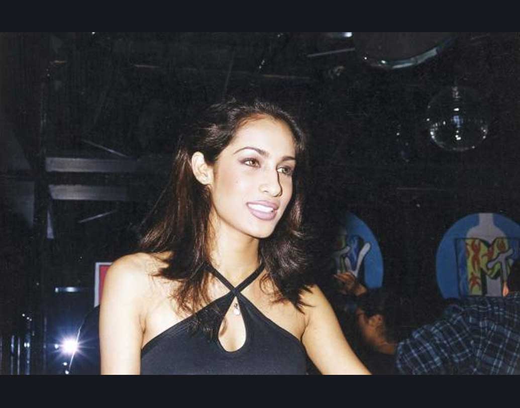 নাফিসার বাড়ির লোকের বক্তব্য ছিল, প্রথম বিয়ে না ভেঙেই দ্বিতীয় বিয়ে করতে এসেছিলেন খান্দুজা। তাঁর কাছ থেকে বারবার ডিভোর্সের নথি দেখতে চেয়েছিলেন নাফিসা। কিন্তু অভিযোগ, তা তিনি দেখাতে পারেননি। ফলে বিয়ের সিদ্ধান্ত থেকে সরে আসেন নাফিসা।