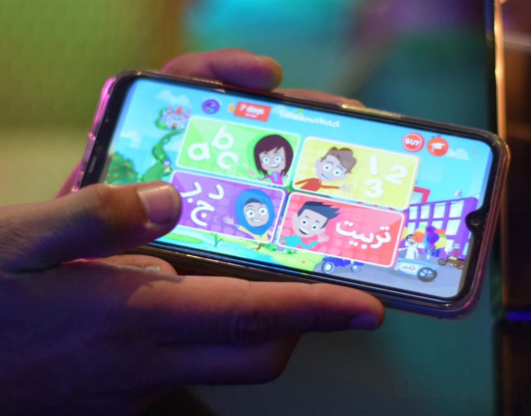 পাকিস্তানের হারুন ছোট থেকেই মেধাবী। উচ্চশিক্ষার জন্য বিদেশে যেতে সমস্যা হয়নি। সেখানে গিয়েও বজায় রেখেছিলেন নিজের পারফরম্যান্স। কিন্তু কয়েক মাস পর থেকেই দমবন্ধ মনে হতে লাগল।