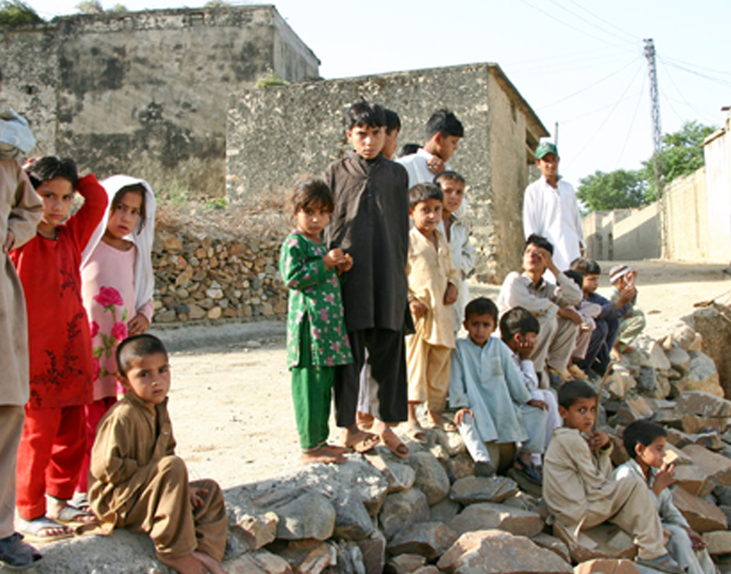 পাকিস্তানে ঘিঞ্জি বস্তিতে ঘুরে বেড়াতে লাগলেন হারুন। প্রান্তিক পরিবারের দরিদ্র শিশুদের পড়ানোর উদ্যোগ নিলেন। শুরু করলেন একটি স্কুল।
