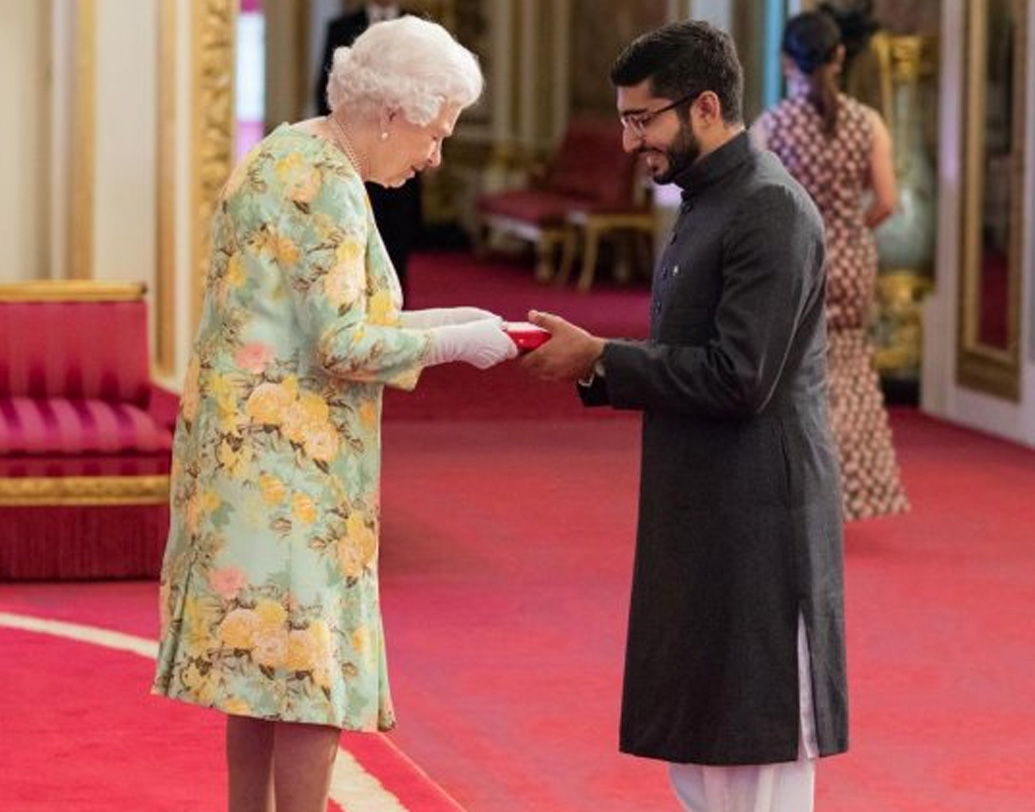 মালালা ফান্ড-সহ পাকিস্তানের বিভিন্ন সংস্থা থেকে অর্থসাহায্য পান হারুন ইয়াসিন। তাঁর স্বপ্ন,অ্যাপের সাহায্যে আরও অনেক অবহেলিত শিশুকে অন্ধকার থেকে আলোয় আনা। নিজের কাজের জন্য বাকিংহাম প্রাসাদে রানি দ্বিতীয় এলিজাবেথের হাতেও পুরস্কৃত হয়েছেন তিনি। আরও উচ্চতায় নিয়ে যেতে চান নিজের উড়ানকে। (ছবি: সোশ্যাল মিডিয়া)