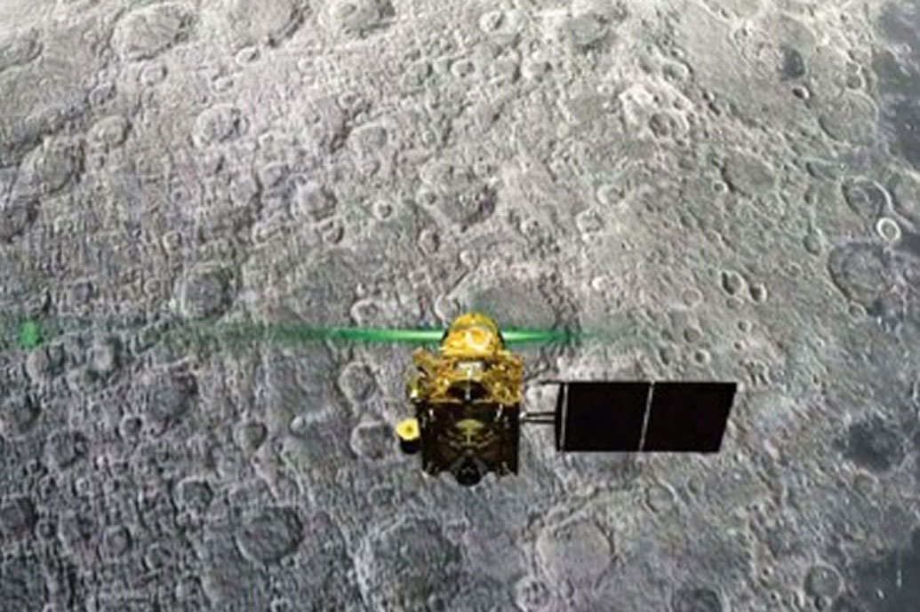 সেপ্টেম্বর ৭, ২০১৯: চন্দ্রযান ২ চাঁদের কক্ষপথে পৌঁছে গিয়েও ল্যান্ডার চাঁদের দক্ষিণ মেরুতে নেমেছে কি না এখনও জানা যায়নি। রাতভর ভীষণ উদ্বেগের মধ্যে কাটিয়েছেন ইসরোর বিজ্ঞানীরা। এখনও যোগাযোগ করা যায়নি ল্যান্ডার বিক্রমের সঙ্গে।