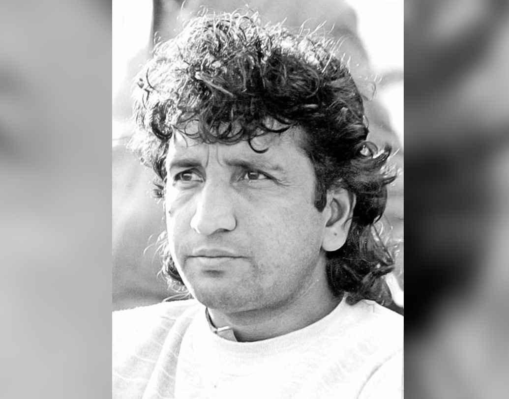 ১৯৫৫ সালে পাকিস্তানের লাহৌরে তাঁর জন্ম। পুরো নাম আব্দুল কাদির খান। পাকিস্তানের ঘরোয়া ক্রিকেটে প্রথম খেলতে আসেন ১৯৭৫-’৭৬ মরশুমে। হাবিব ব্যাঙ্ক লিমিটেডের হয়ে শুরু তাঁর ক্রিকেট সফর।