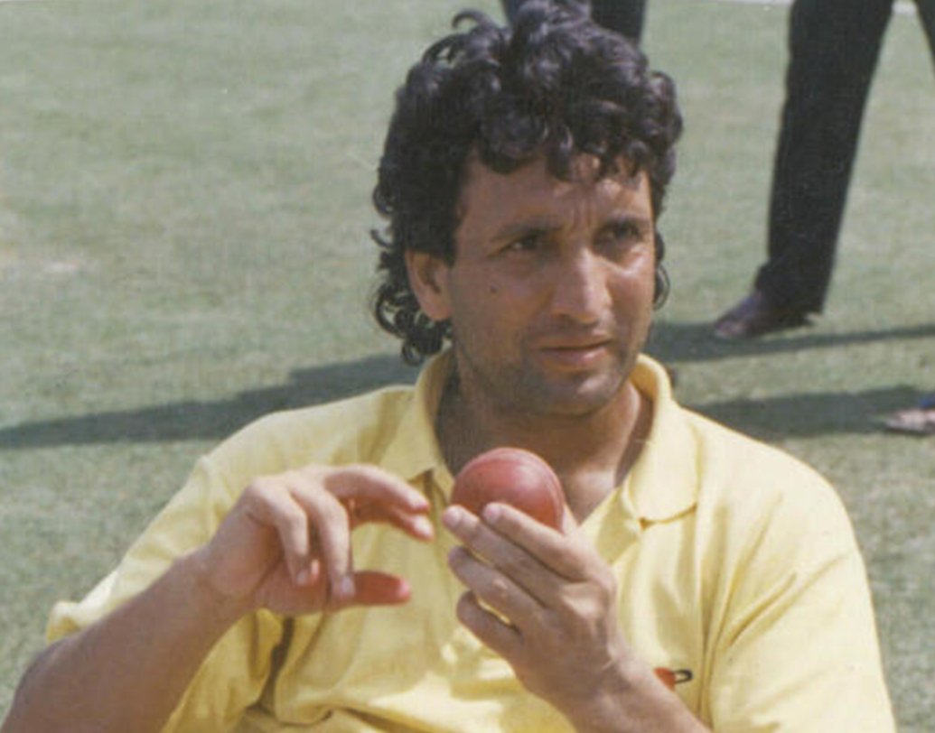 আন্তর্জাতিক ক্রিকেটে পা রাখেন ১৯৭৭ সালে। ঘরের মাঠ লাহৌরেই ইংল্যান্ডের বিরুদ্ধে প্রথম টেস্ট। ড্র হয়ে যাওয়া ম্যাচে সেই ভাবে ছাপ ফেলতে পারেননি তিনি। ২২ বছরের কাদিরের প্রথম শিকার ইংল্যান্ডের বব উইলিস।