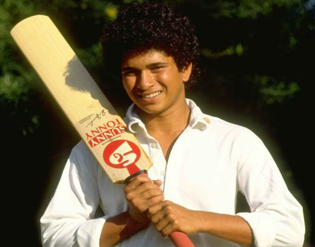 ভারতের কাছে অবশ্য আব্দুল কাদিরের নামের সঙ্গেই উঠে আসে সচিন তেন্ডুলকরের নাম। ১৯৮৯ সালে সচিনের প্রথম পাক সফরে বৃষ্টির জন্য ভেস্তে যাওয়া একটি একদিনের ম্যাচ খেলা হয় ২০ ওভার। সেই ম্যাচের আগে ১৬ বছরের সচিনকে খেলা শুরুর আগে স্লেজিং করেছিলেন কাদির।