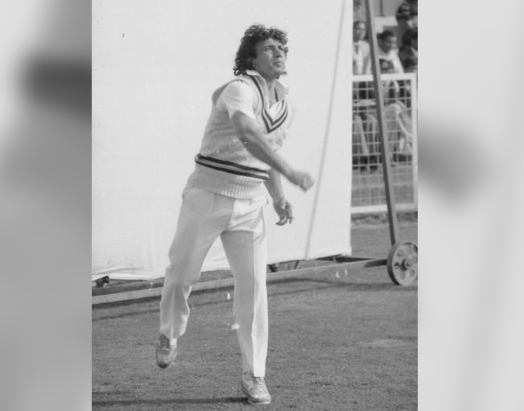 টেস্টে তাঁর সেরা বোলিং ৫৬ রানে ৯ উইকেট। ইংল্যান্ডের বিরুদ্ধে ১৯৮৭ সালে লাহৌরের গদ্দাফি স্টেডিয়ামেনিজের এই রেকর্ড করেন তিনি। একদিনের ক্রিকেটে সেরা বোলিং ১৯৮৩-র বিশ্বকাপে শ্রীলঙ্কার বিরুদ্ধে। ৪৪ রান দিয়ে পাঁচ উইকেট পেয়েছিলেন সে দিন।